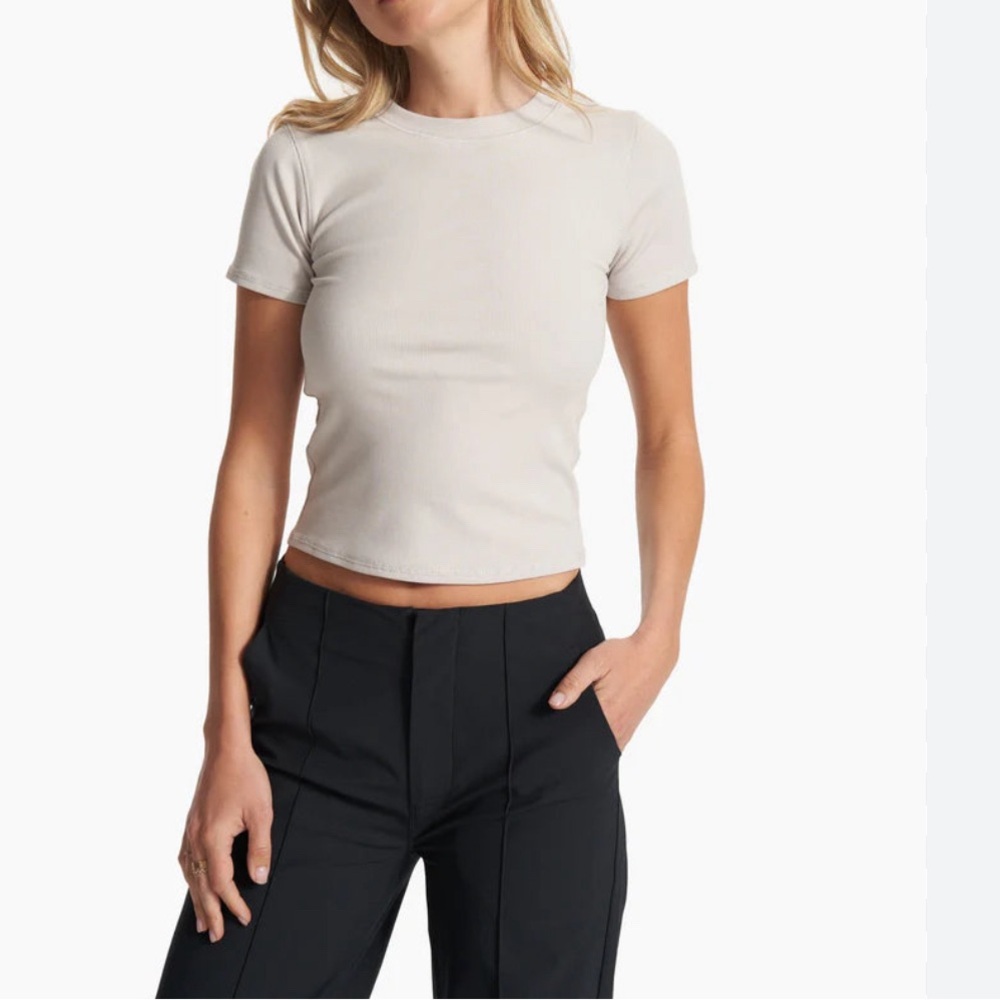 New! Vuori Pose Fitted Tee Suede Medium NWT